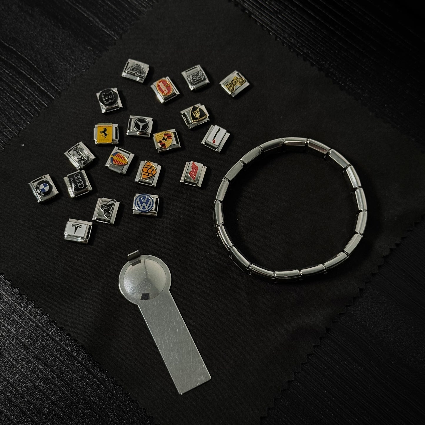 Brazalete Metálico de Marcas de Coches
