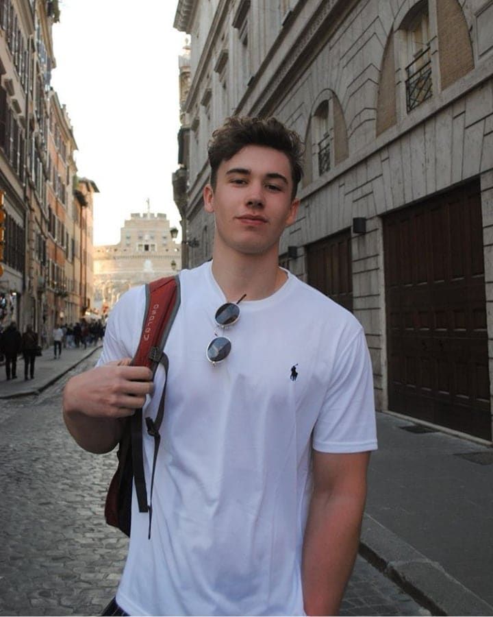 <em>Albert Gonzalo H.</em>